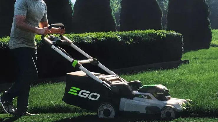 Image alt text: Guide on selecting the best lawn mower for your needs.